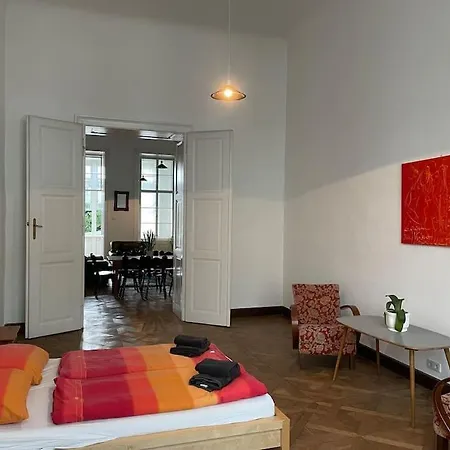 Geraeumige Altbauwohnung Im Zentrum *