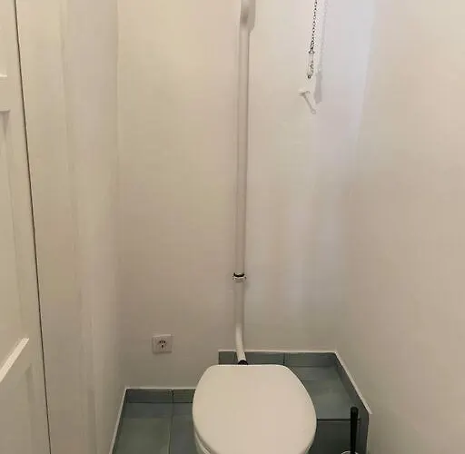 Апартаменты Geraeumige Altbauwohnung Im Zentrum